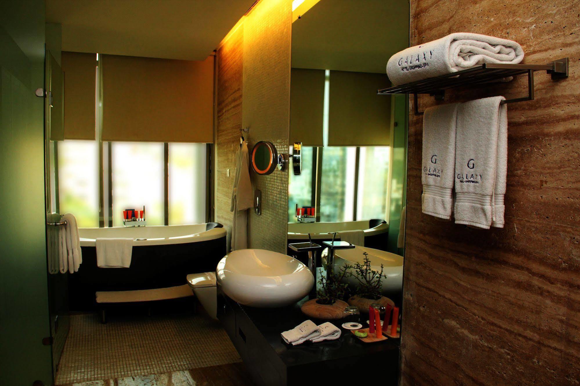 Galaxy Hotel & Spa Gurgaon Exteriör bild