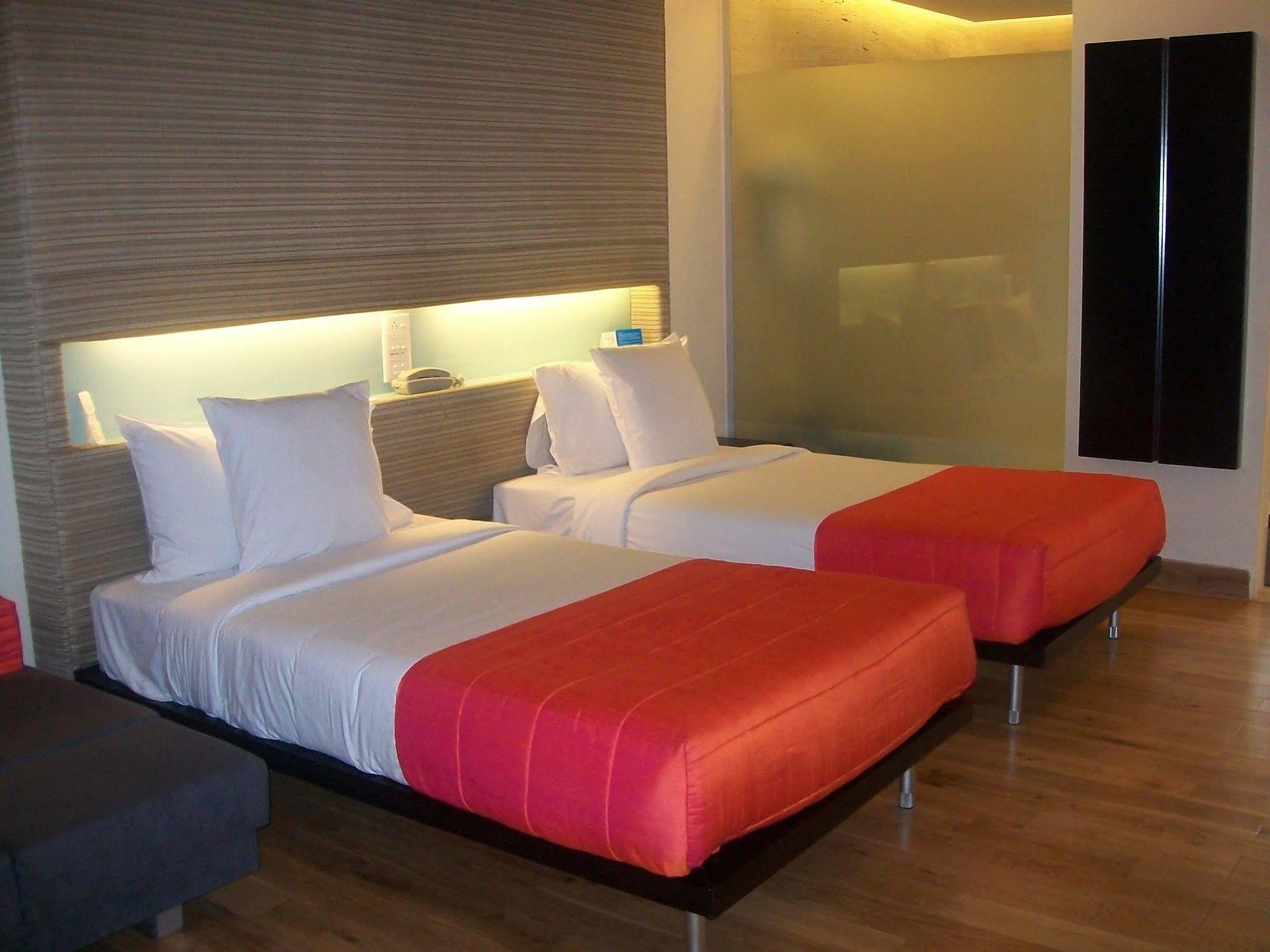 Galaxy Hotel & Spa Gurgaon Exteriör bild